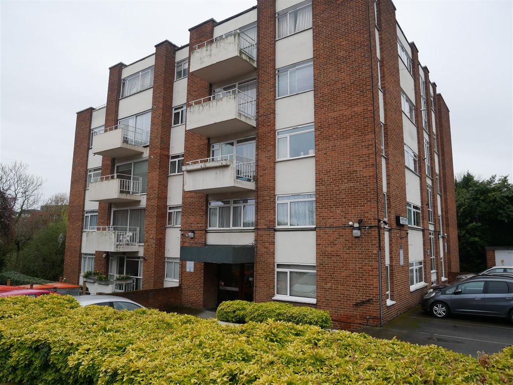 2 bed flat for sale in Woodlands, Golders Green NW11, £550,000