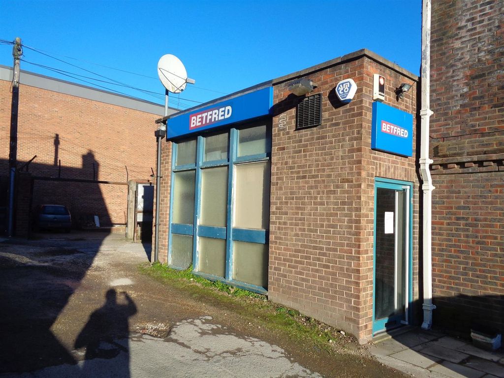 Retail premises to let in High Street, Northallerton DL7, £7,500 pa