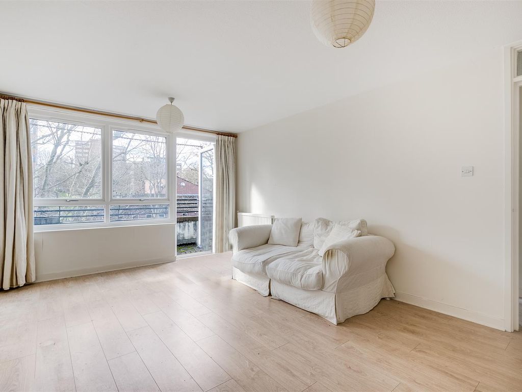 2 bed flat for sale in Beaumont Road, London SW19, £400,000