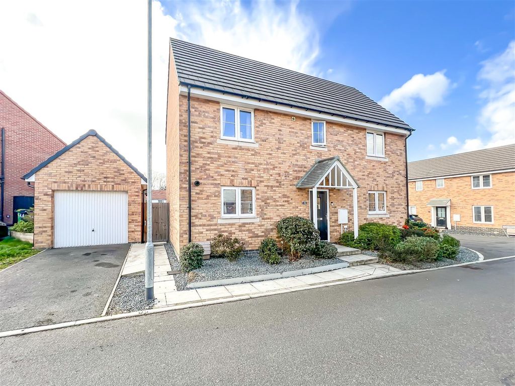 4 bed detached house for sale in Pond Chase, Hockley SS5, £650,000