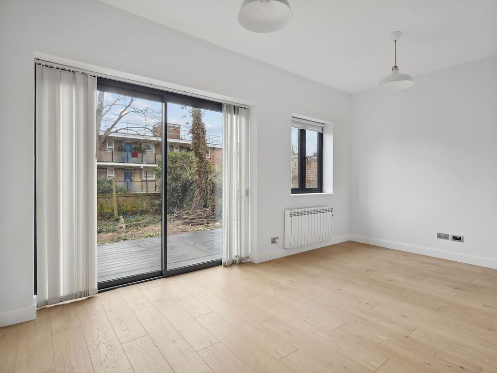 2 bed flat for sale in Hanley Road, London N4, £850,000