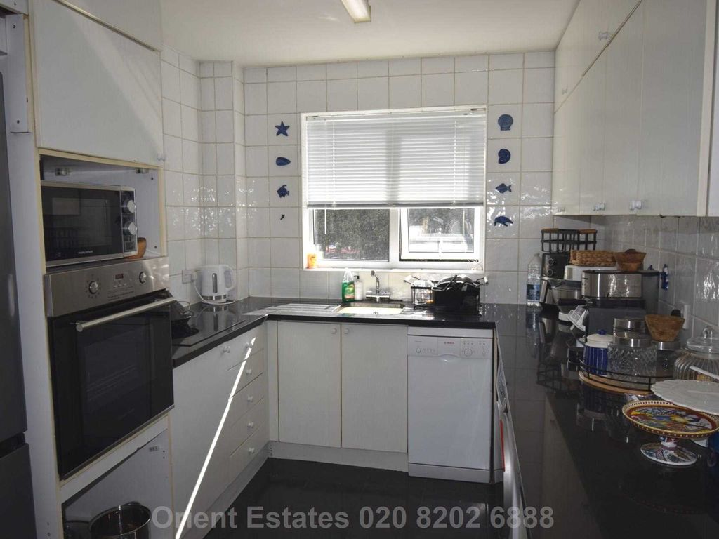 2 bed flat for sale in Claydon Court, Hendon NW4, £395,000