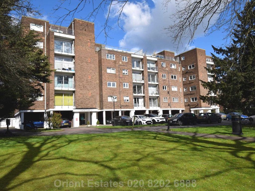 2 bed flat for sale in Claydon Court, Hendon NW4, £395,000