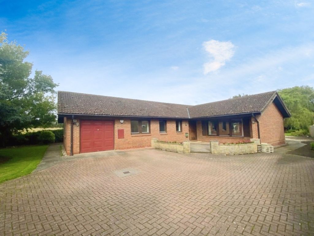 4 bed bungalow for sale in Skipwith, Selby, North Yorkshire YO8, £475,000