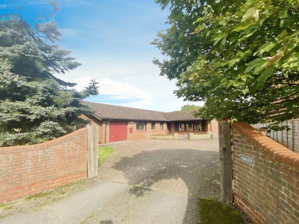 4 bed bungalow for sale in Skipwith, Selby, North Yorkshire YO8, £475,000