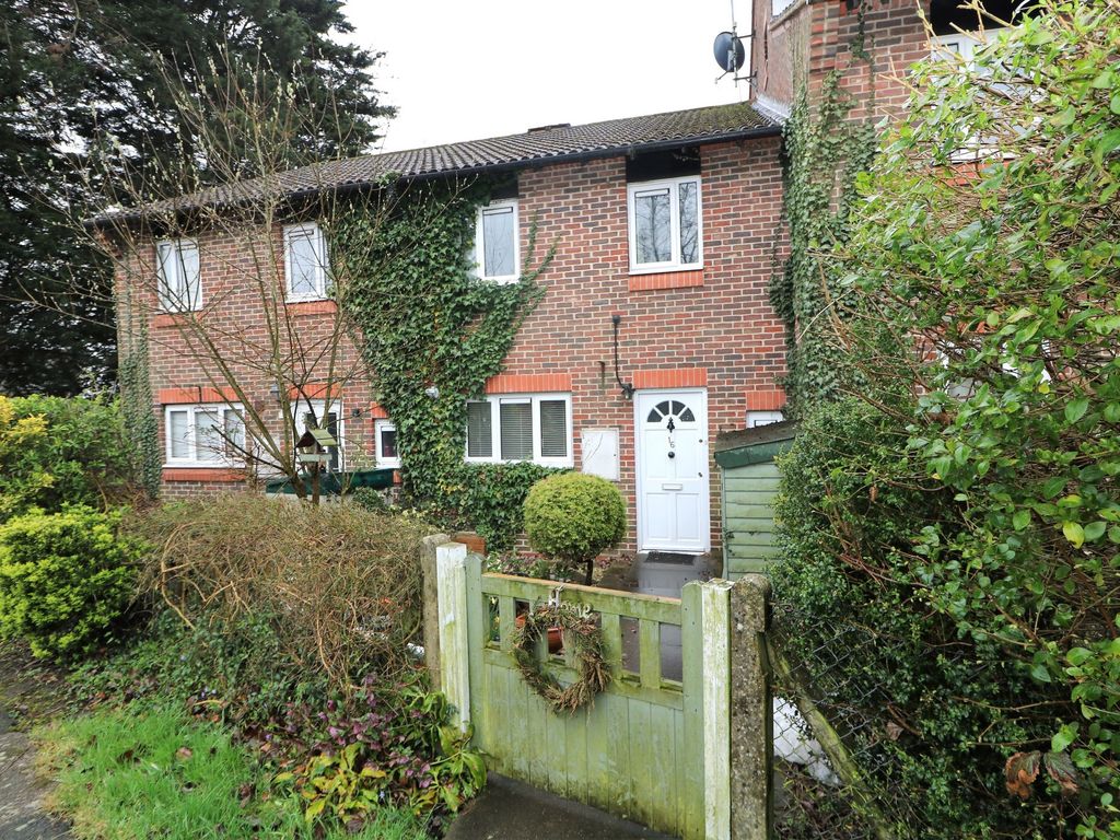 3 bed terraced house to rent in Willow Close, Beare Green, Dorking RH5, £1,550 pcm