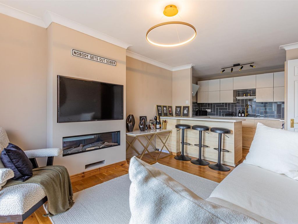1 bed flat to rent in Schooner Way, Cardiff CF10, £1,050 pcm