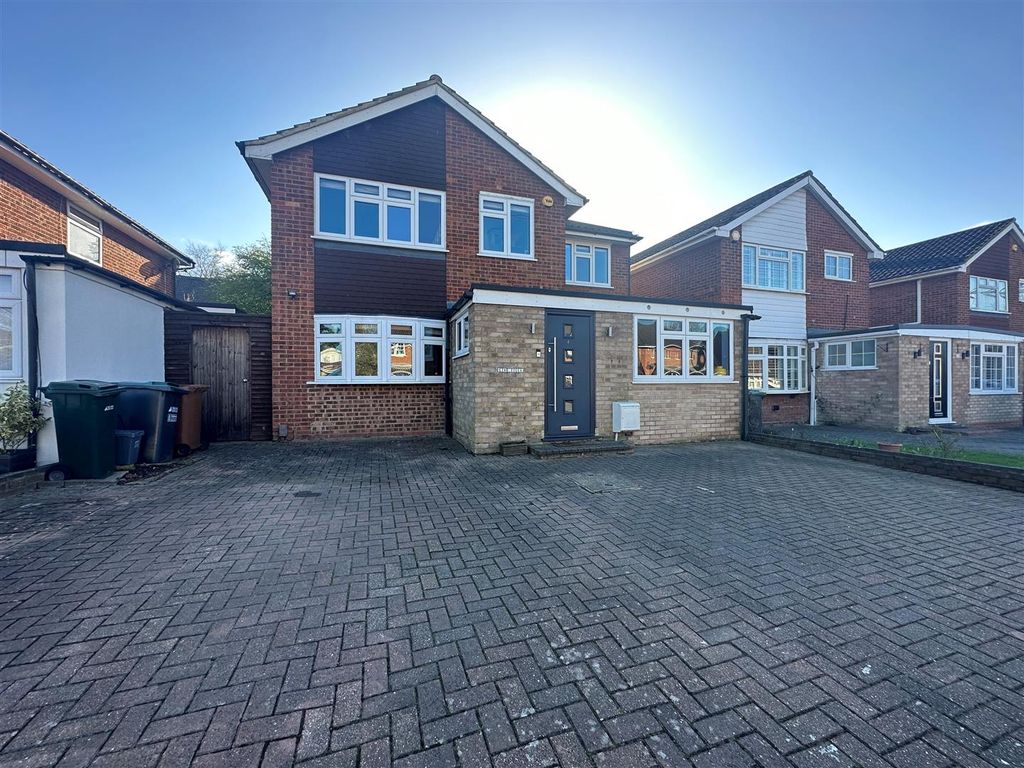 4 bed detached house for sale in Lemonfield Drive, Watford WD25, £740,000