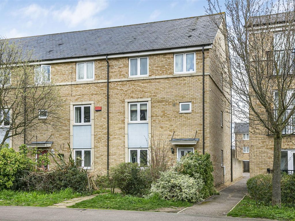 4 bed town house for sale in Chieftain Way, Cambridge CB4, £475,000
