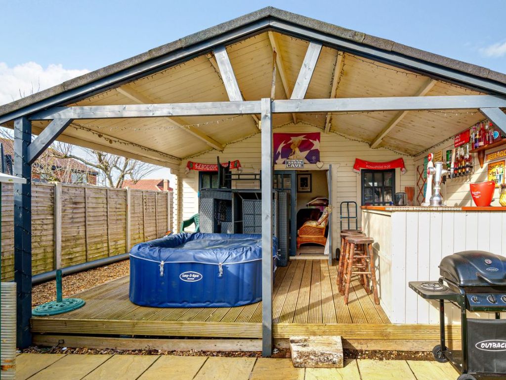 5 bed terraced house for sale in Station Road, Oakley, Bedford MK43, £500,000