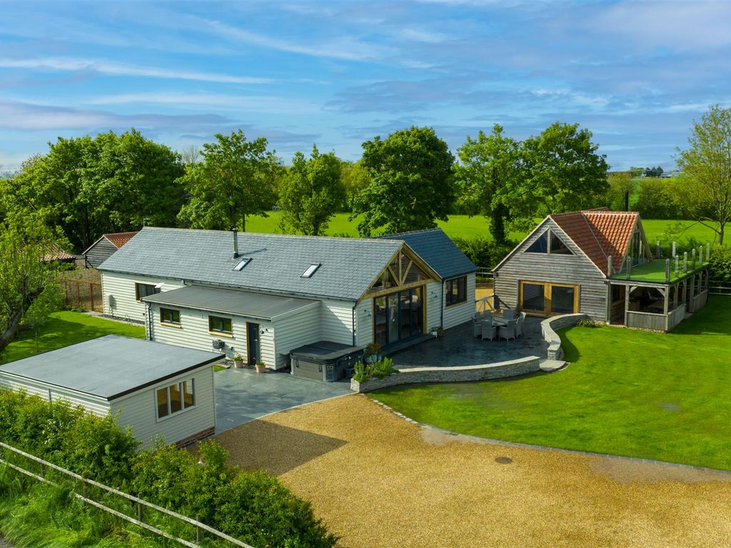 4 bed barn conversion for sale in Reading Green, Hoxne, Eye IP21, £800,000