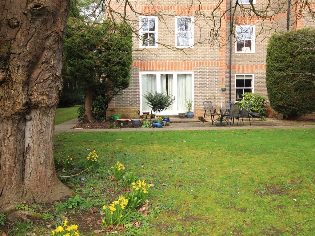 2 bed flat for sale in West Drive, Sonning, Reading RG4, £425,000
