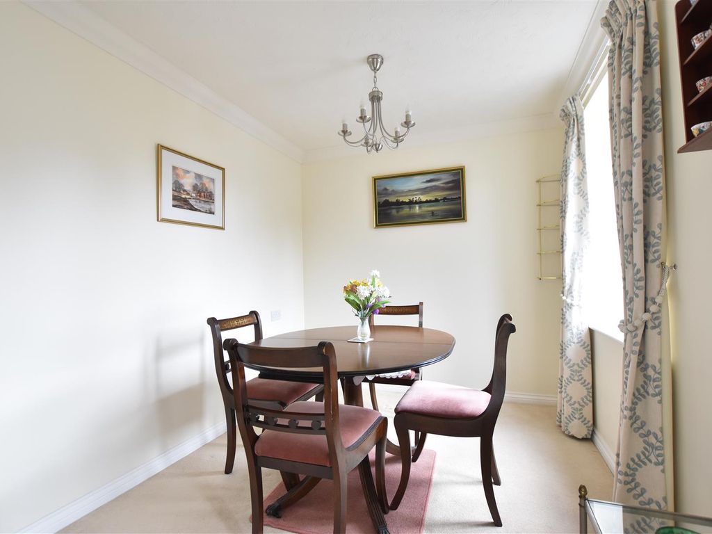 2 bed property for sale in Leatherhead Road, Ashtead KT21, £399,950