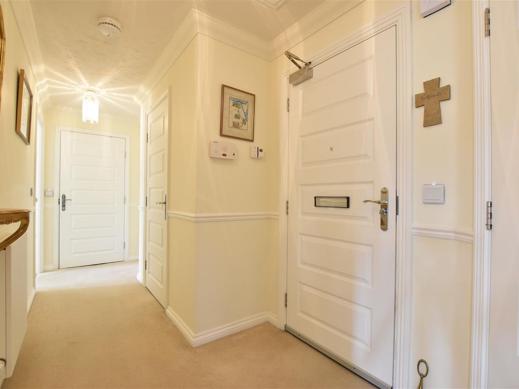 2 bed property for sale in Leatherhead Road, Ashtead KT21, £399,950