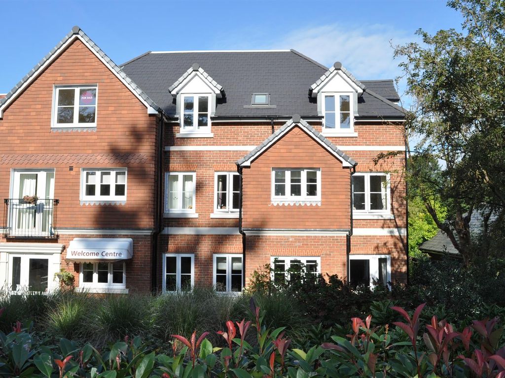 2 bed property for sale in Leatherhead Road, Ashtead KT21, £399,950