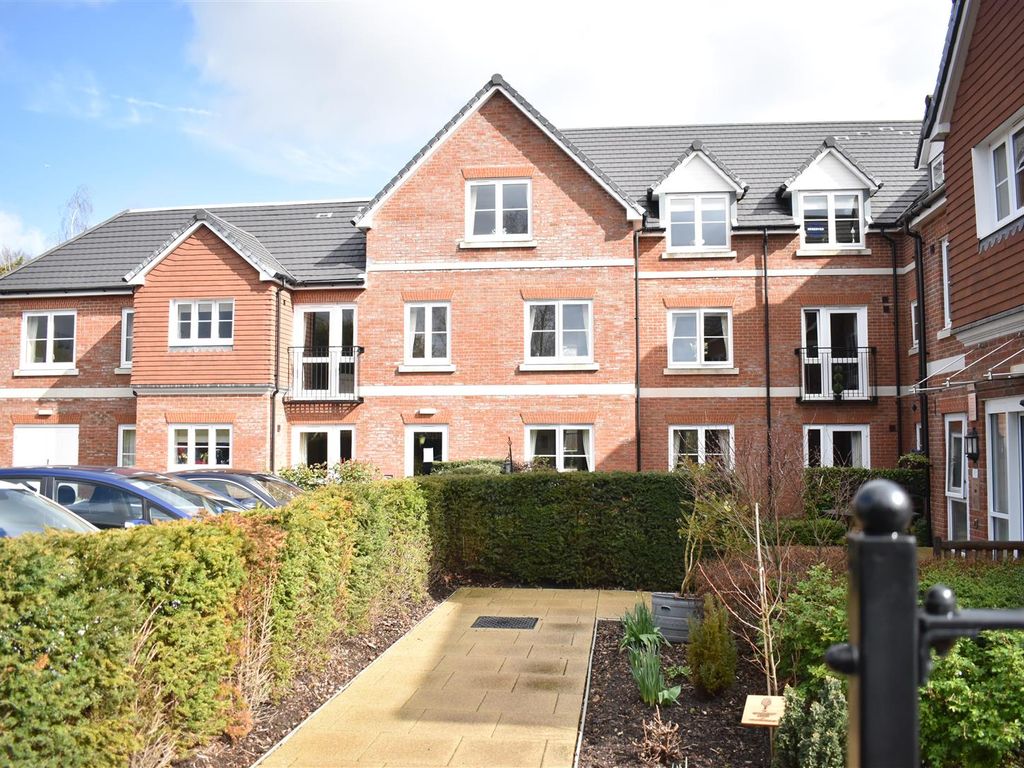 2 bed property for sale in Leatherhead Road, Ashtead KT21, £399,950