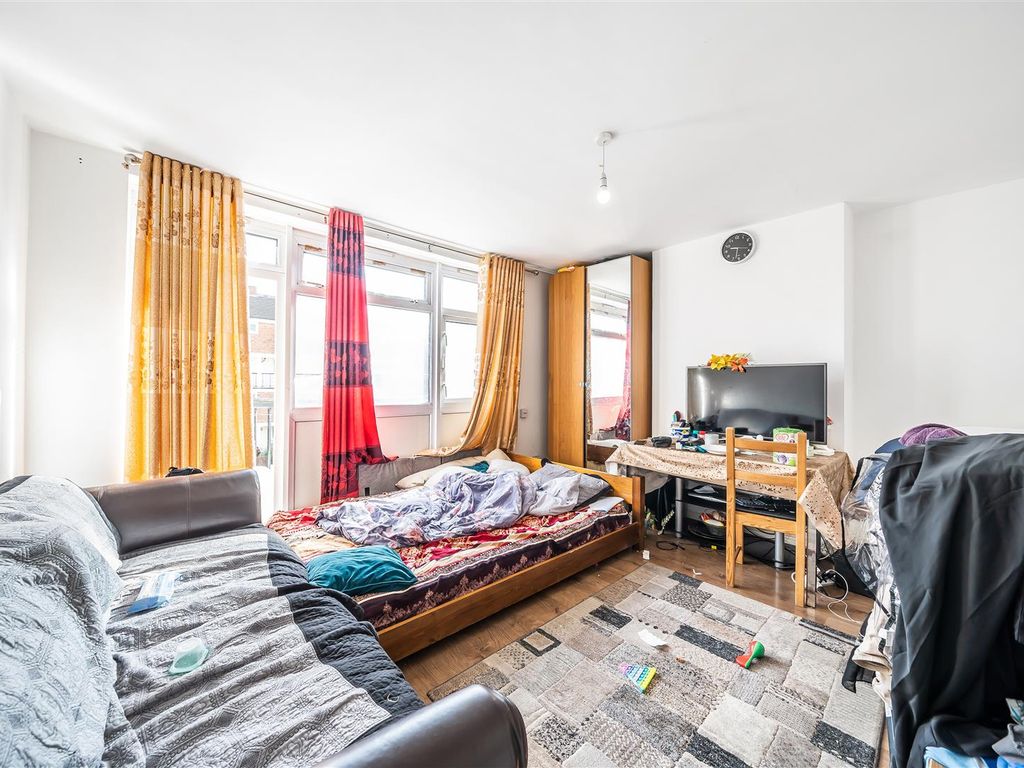 3 bed maisonette for sale in Maddams Street, London E3, £360,000
