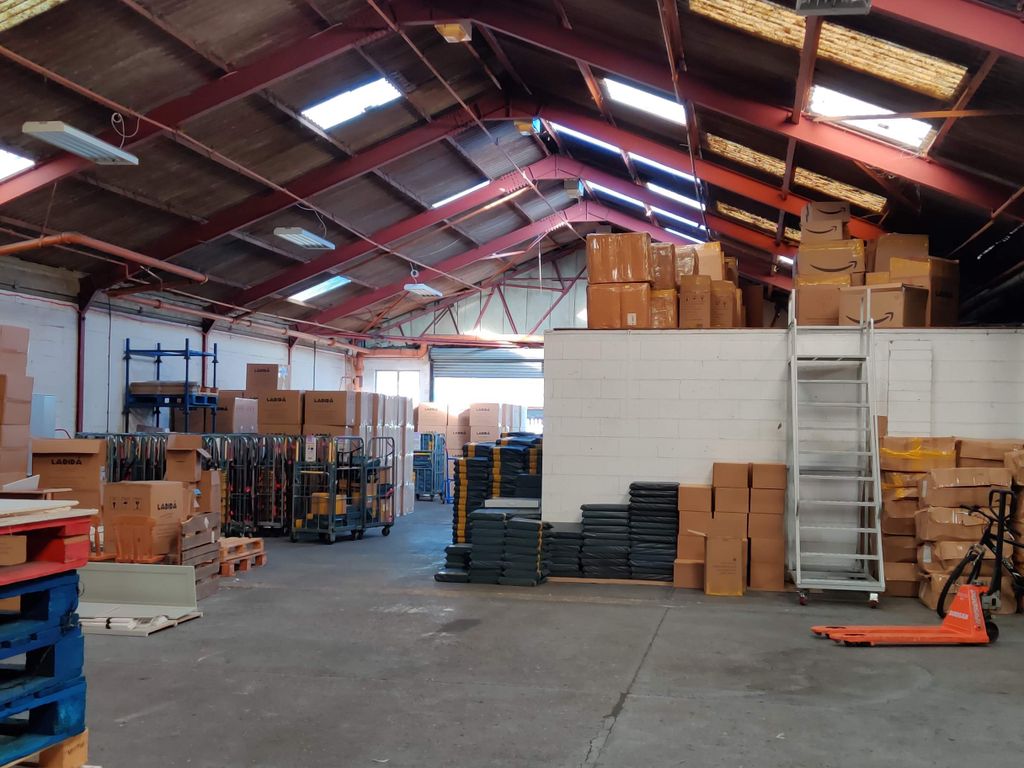 Warehouse to let in Oaks Drive, Newmarket CB8, £39,960 pa