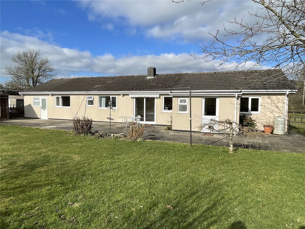 3 bed bungalow for sale in Llandegley, Llandrindod Wells, Powys LD1, £375,000