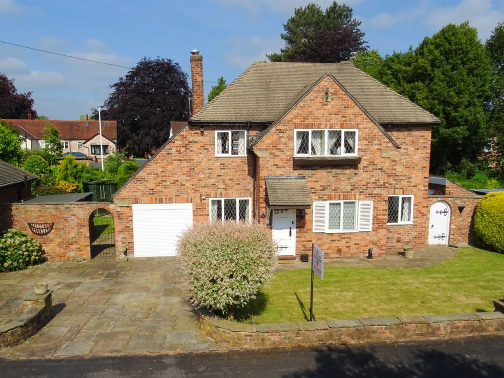 3 bed detached house for sale in Clifton Drive, Wilmslow SK9, £599,950