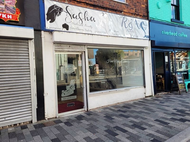 Retail premises to let in Victoria Street, Grimsby, Lincolnshire DN31, £11,900 pa