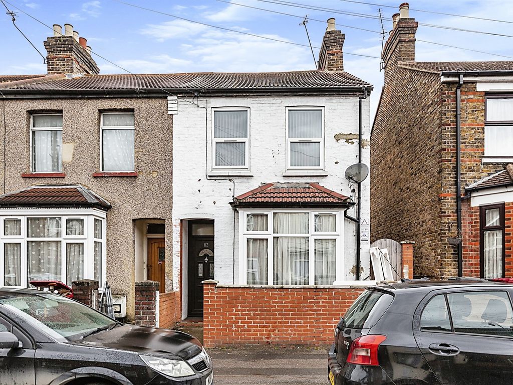 3 bed end terrace house for sale in Ledgers Road, Slough SL1, £425,000