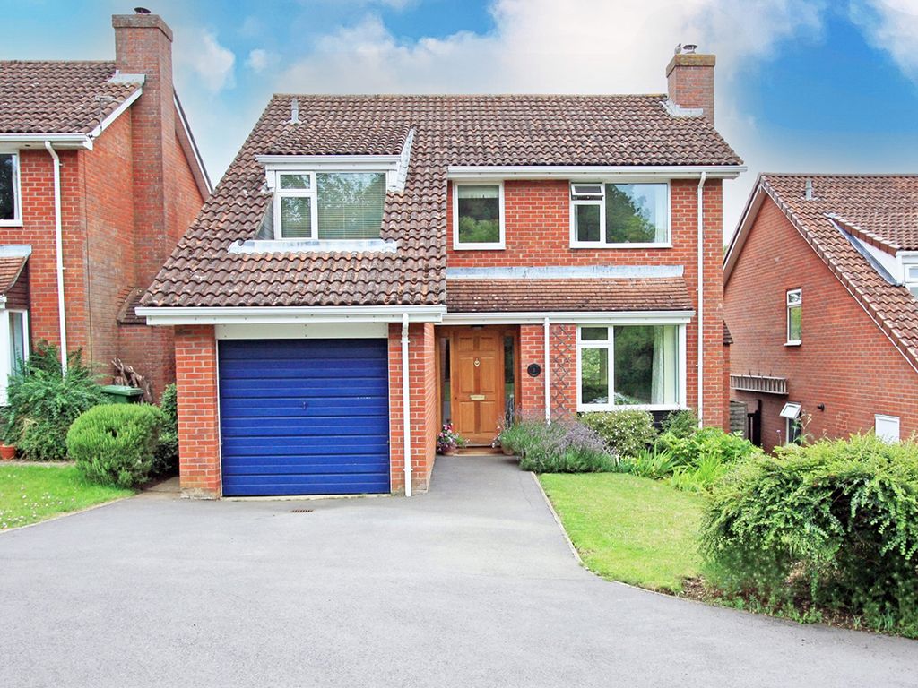 4 bed detached house for sale in Priory Green, Highworth SN6, £400,000