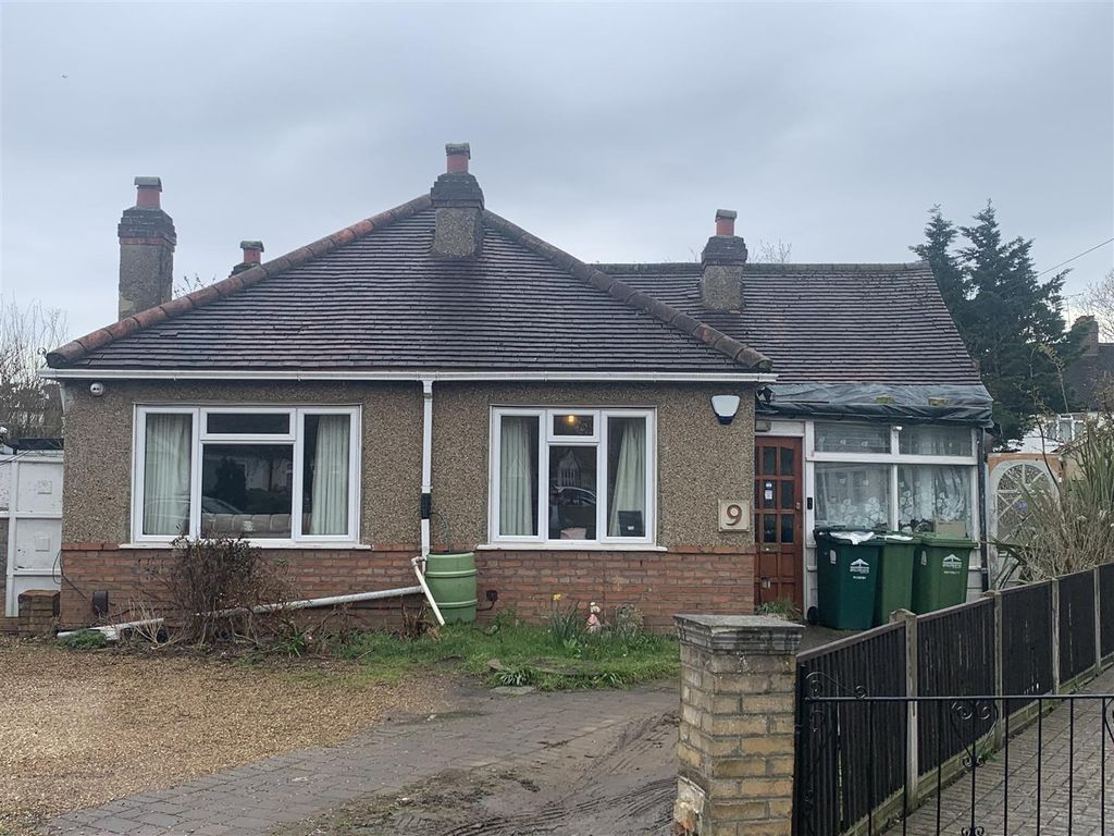 3 bed bungalow for sale in Arlington Road, Ashford TW15, £550,000