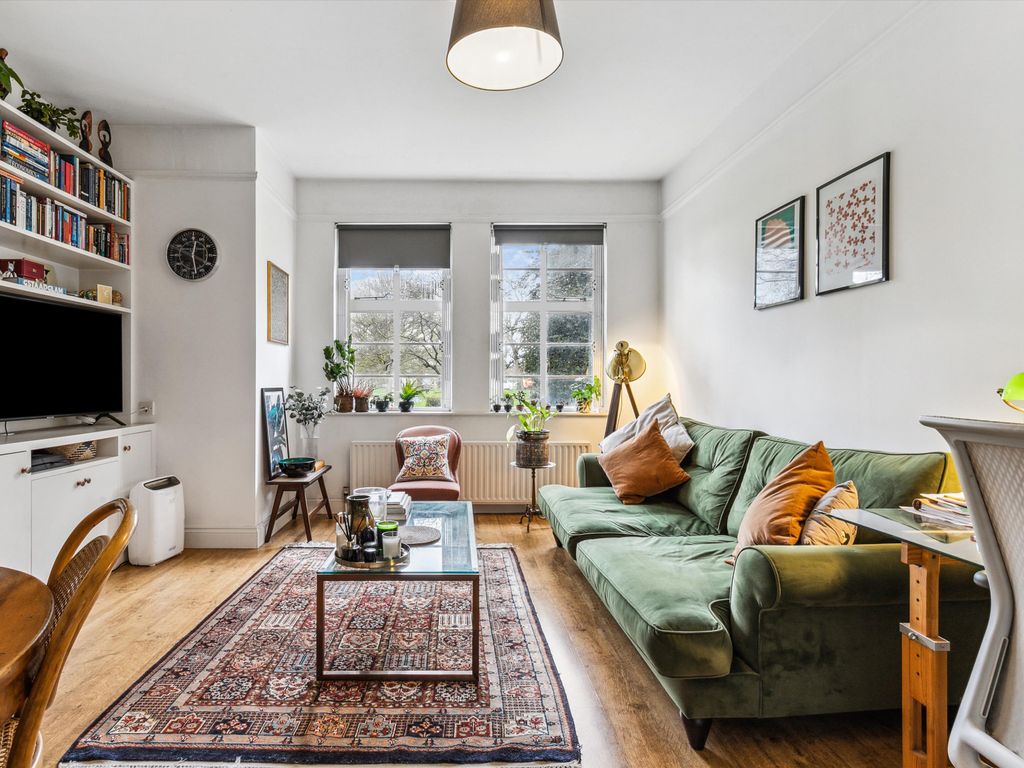 1 bed flat for sale in Clapham Common North Side, London SW4, £499,950