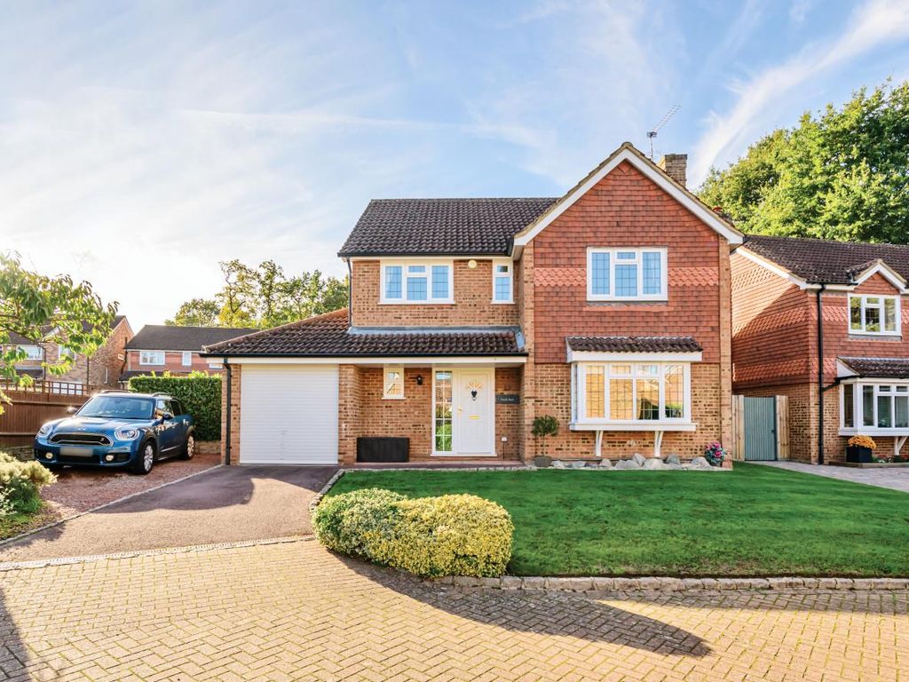 4 bed detached house for sale in Quarry Bank, Lightwater GU18, £700,000