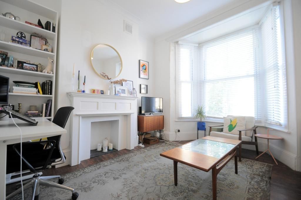 1 bed flat for sale in Chadwick Road, London SE15, £375,000