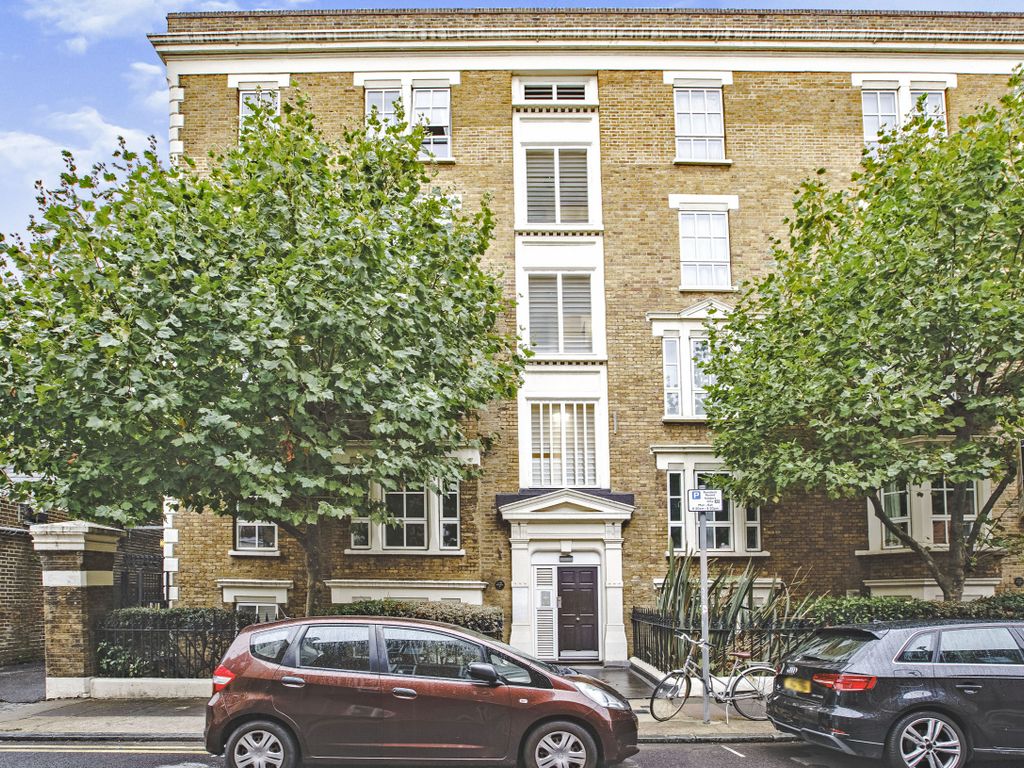 2 bed flat for sale in Bethnal Green, London E2, £530,000