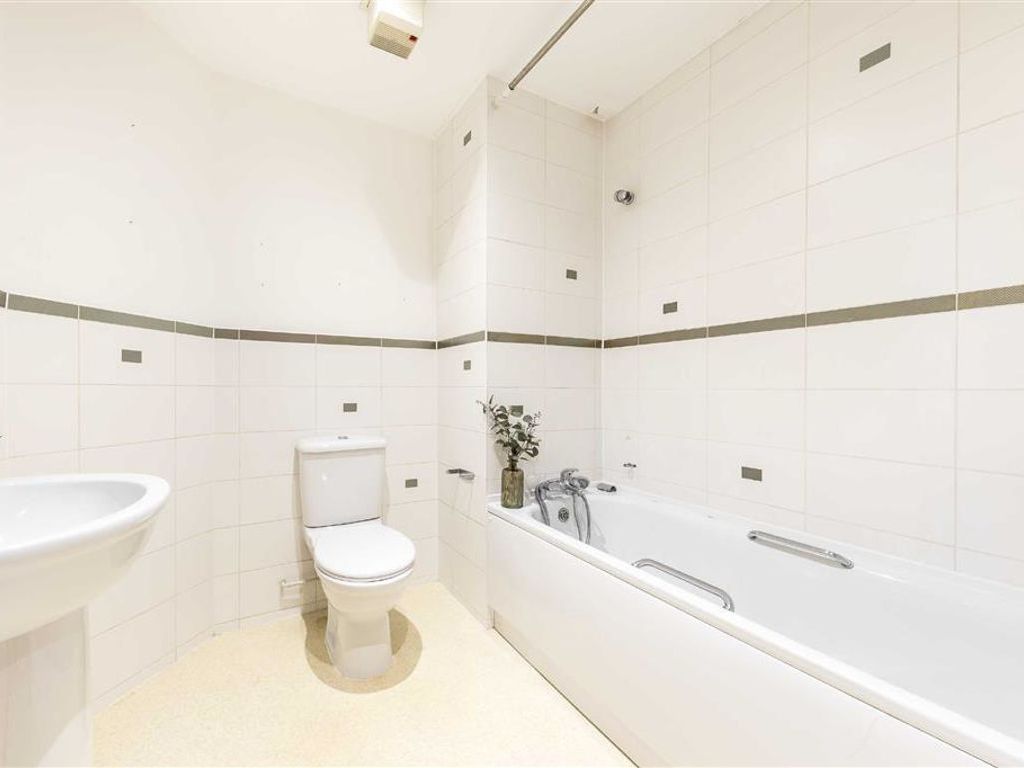2 bed flat for sale in Clapham High Street, London SW4, £650,000