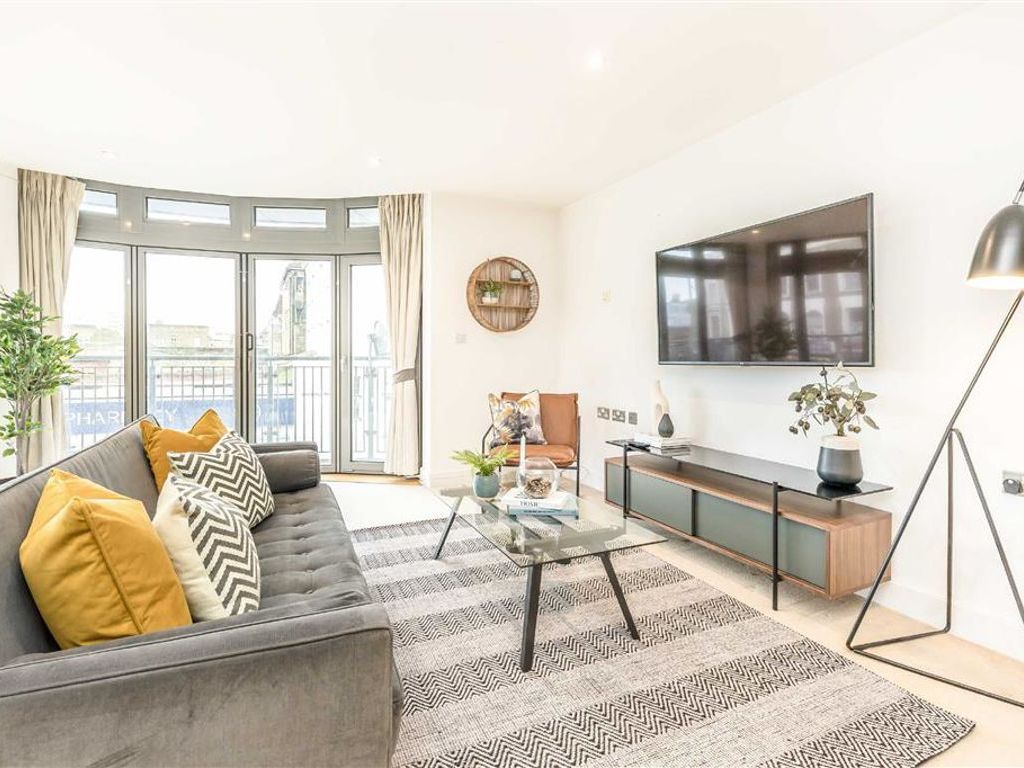 2 bed flat for sale in Clapham High Street, London SW4, £650,000