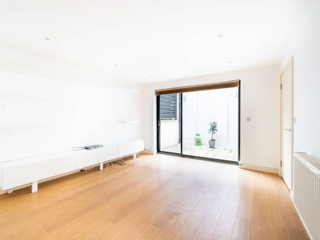 1 bed flat for sale in Wandsworth Road, Clapham, London SW8, £425,000