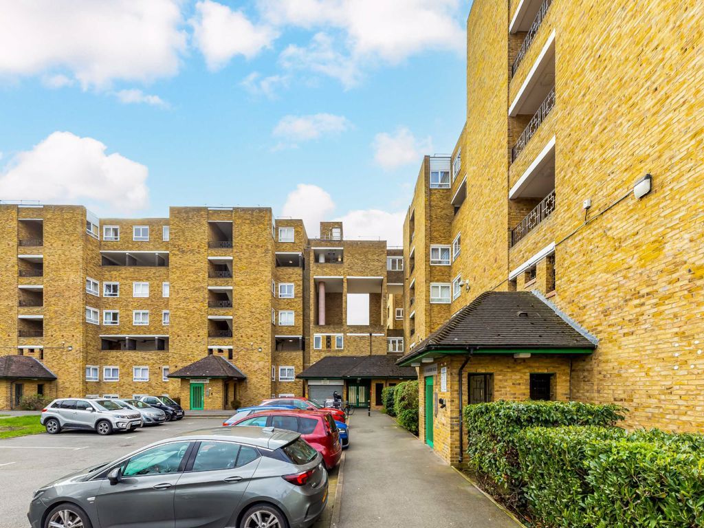 3 bed flat for sale in Brondesbury Road, London NW6, £450,000