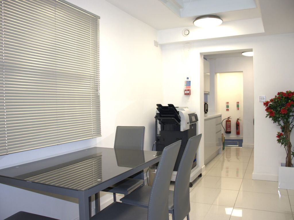 Office to let in Fulham Palace Road, Hammersmith W6, £14,400 pa