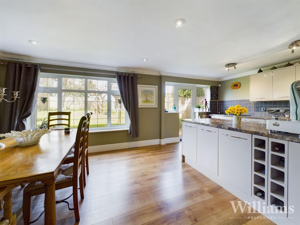 4 bed detached house for sale in Oxford Road, Stone, Aylesbury HP17, £650,000