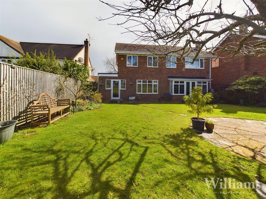 4 bed detached house for sale in Oxford Road, Stone, Aylesbury HP17, £650,000