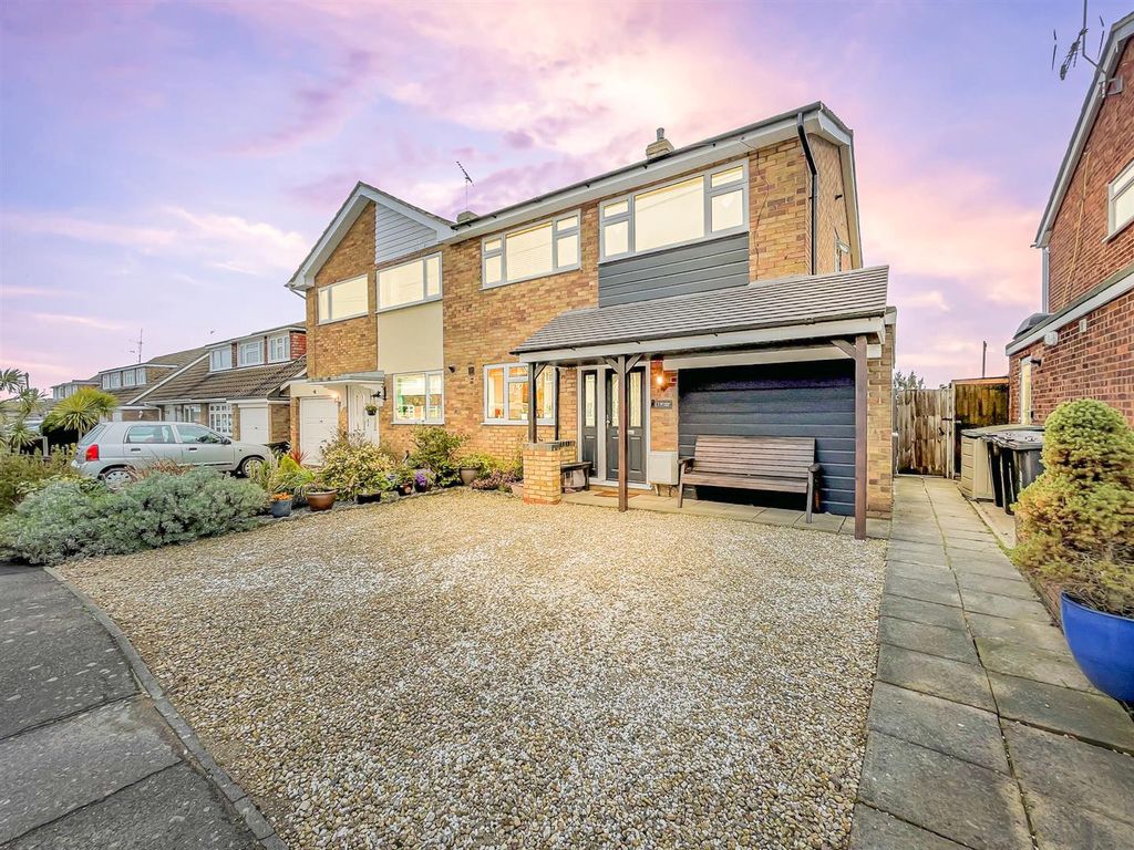 4 bed semi-detached house for sale in Rosslyn Close, Hockley SS5, £425,000