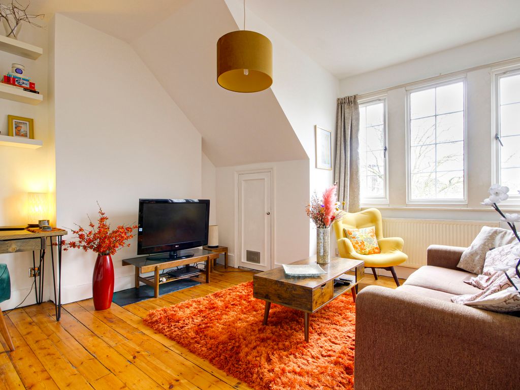 1 bed flat for sale in Priory Road, Crouch End N8, £450,000