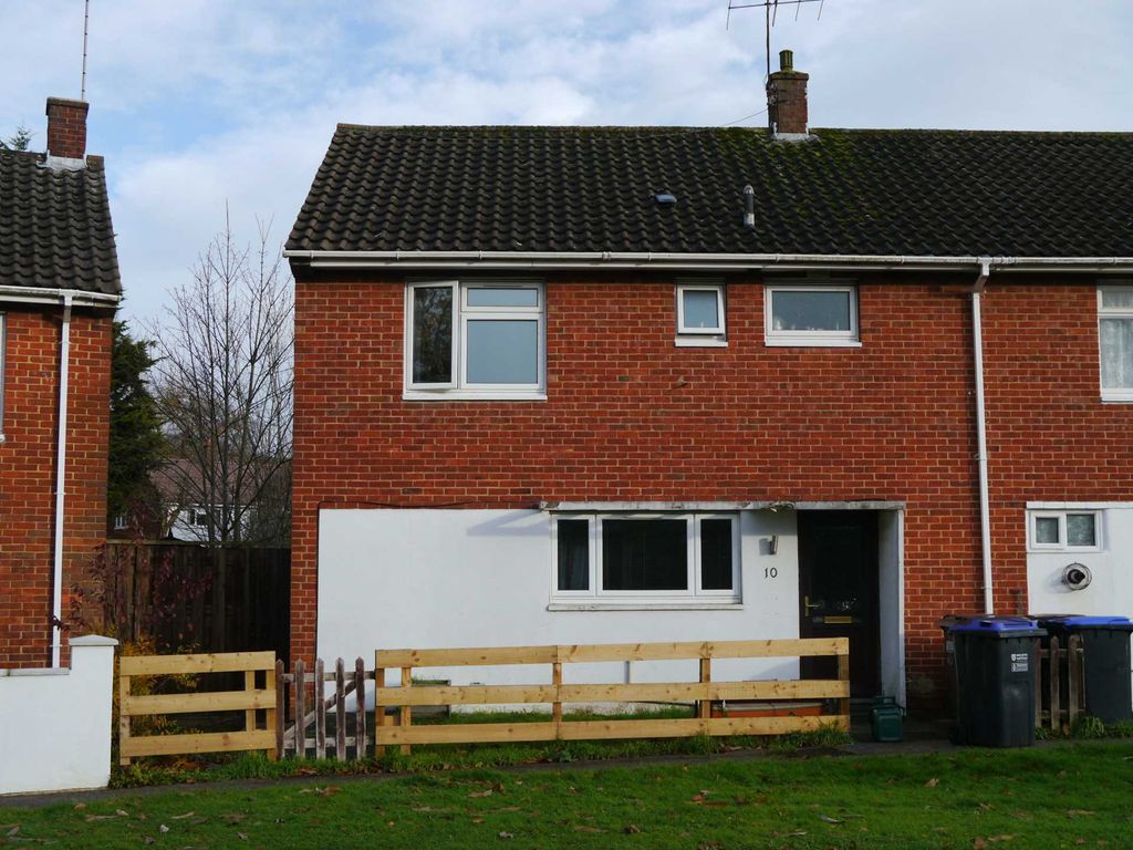 4 bed semi-detached house to rent in Pondcroft, Hatfield AL10, £1,680 pcm