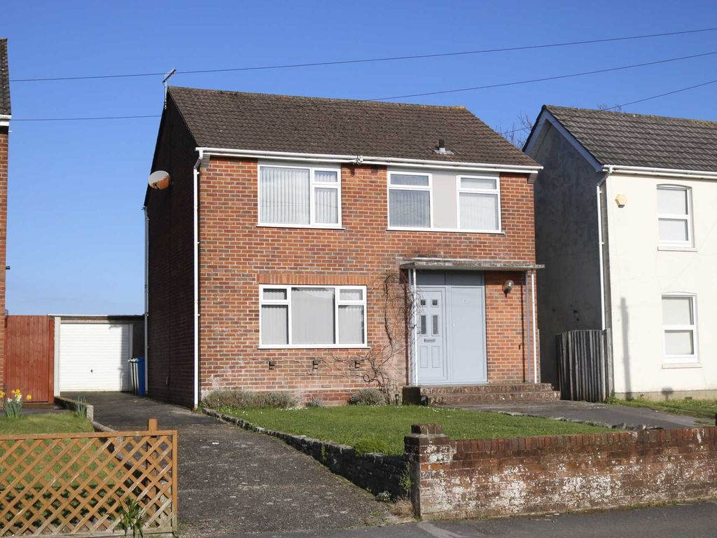 3 bed detached house for sale in Cornelia Crescent, Poole BH12, £400,000