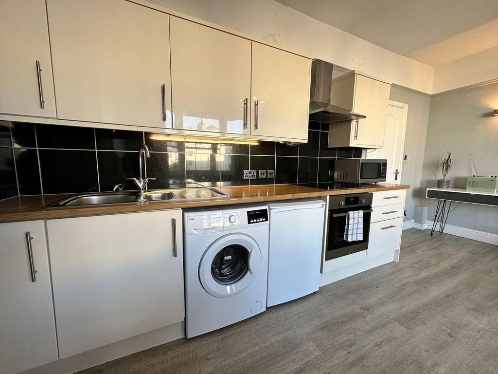 2 bed flat to rent in Clarence Square, Brighton BN1, £1,750 pcm