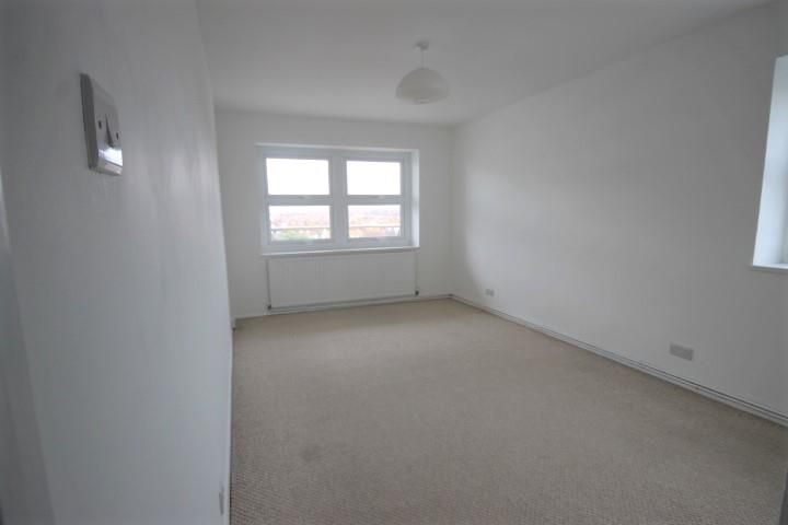 3 bed flat to rent in Kingsway, Hove BN3, £1,700 pcm