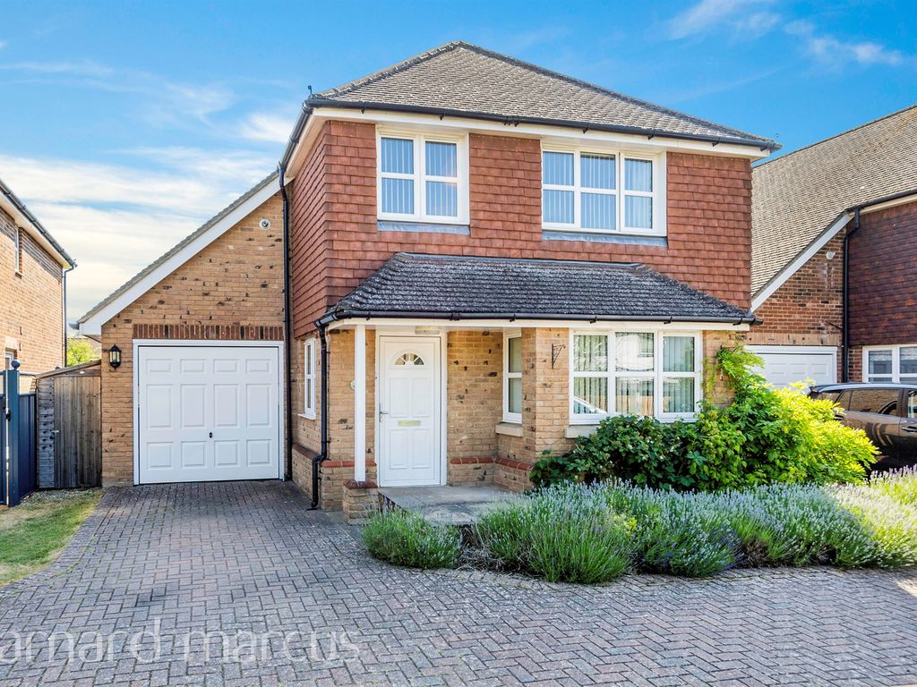 4 bed detached house for sale in Napier Close, Salfords, Redhill RH1, £650,000