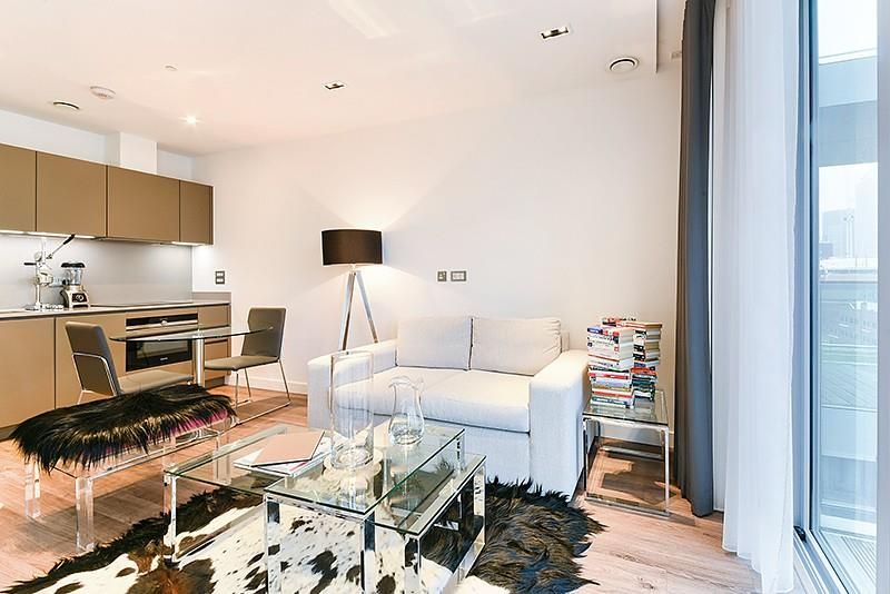 Studio to rent in Satin House, Piazza Walk, Aldgate, London E1, £2,600 pcm