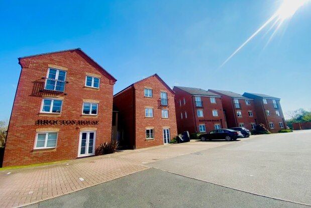 2 bed flat to rent in Hindley View, Rugeley WS15, £800 pcm