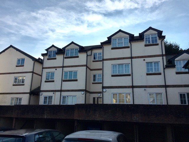 1 bed flat to rent in Coach House Mews, Mill Street, Redhill RH1, £1,000 pcm