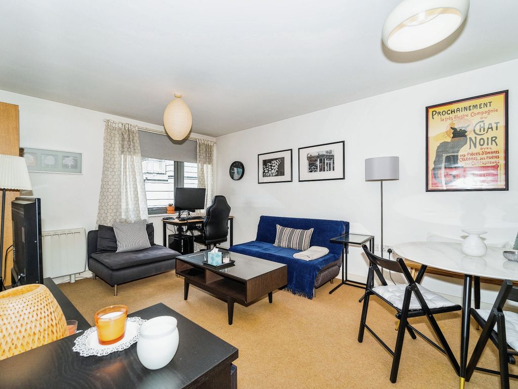 1 bed flat for sale in Victoria Road, London W3, £320,000